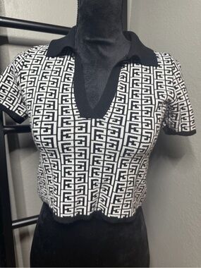 debut Black & White Geometric V-Neck Polo Crop sweater
